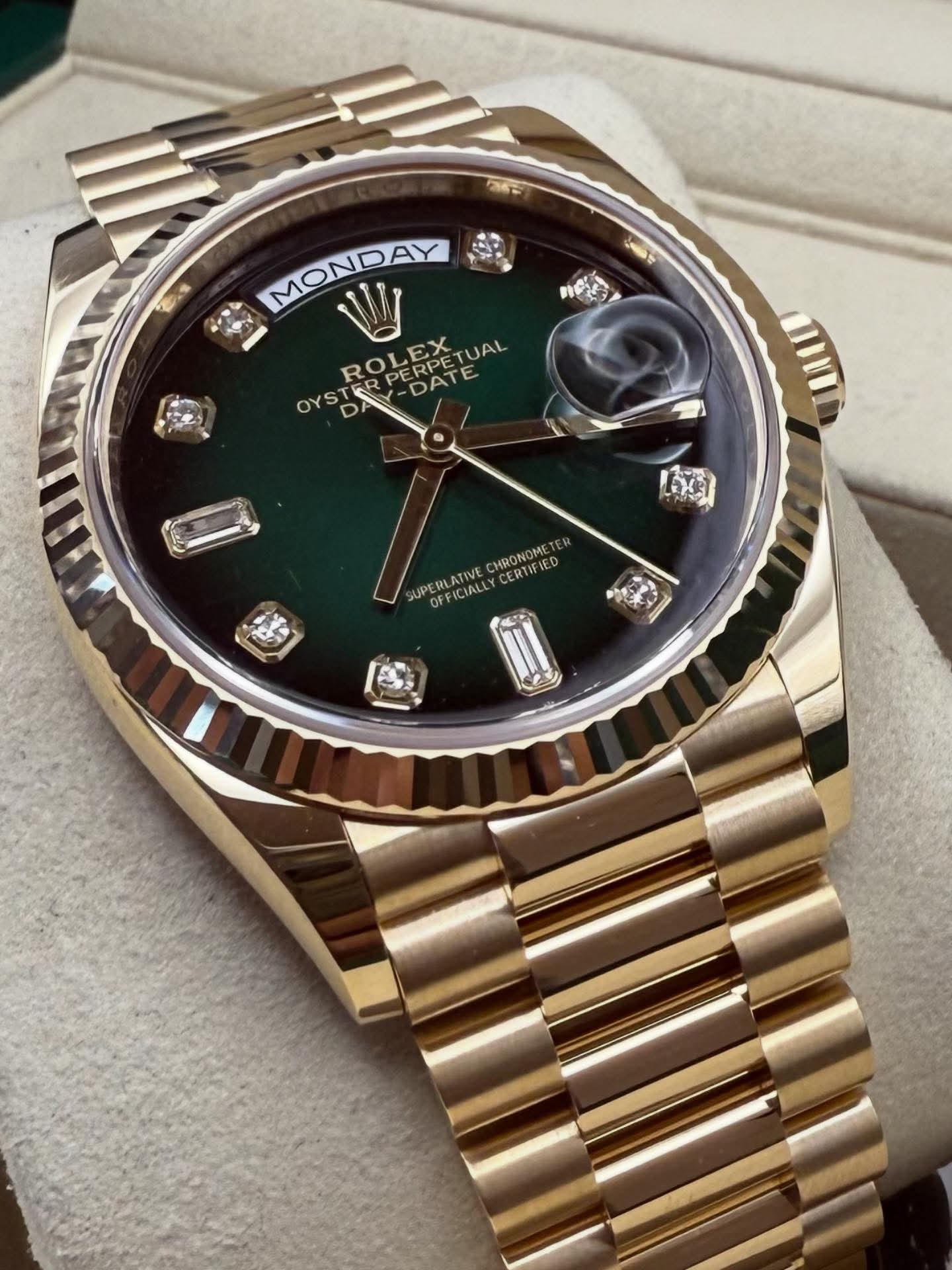 Rol_ex Presi_dent Day_Date Green Diamond Dial Gold Bracelet Mens Watch premiumwearing.online