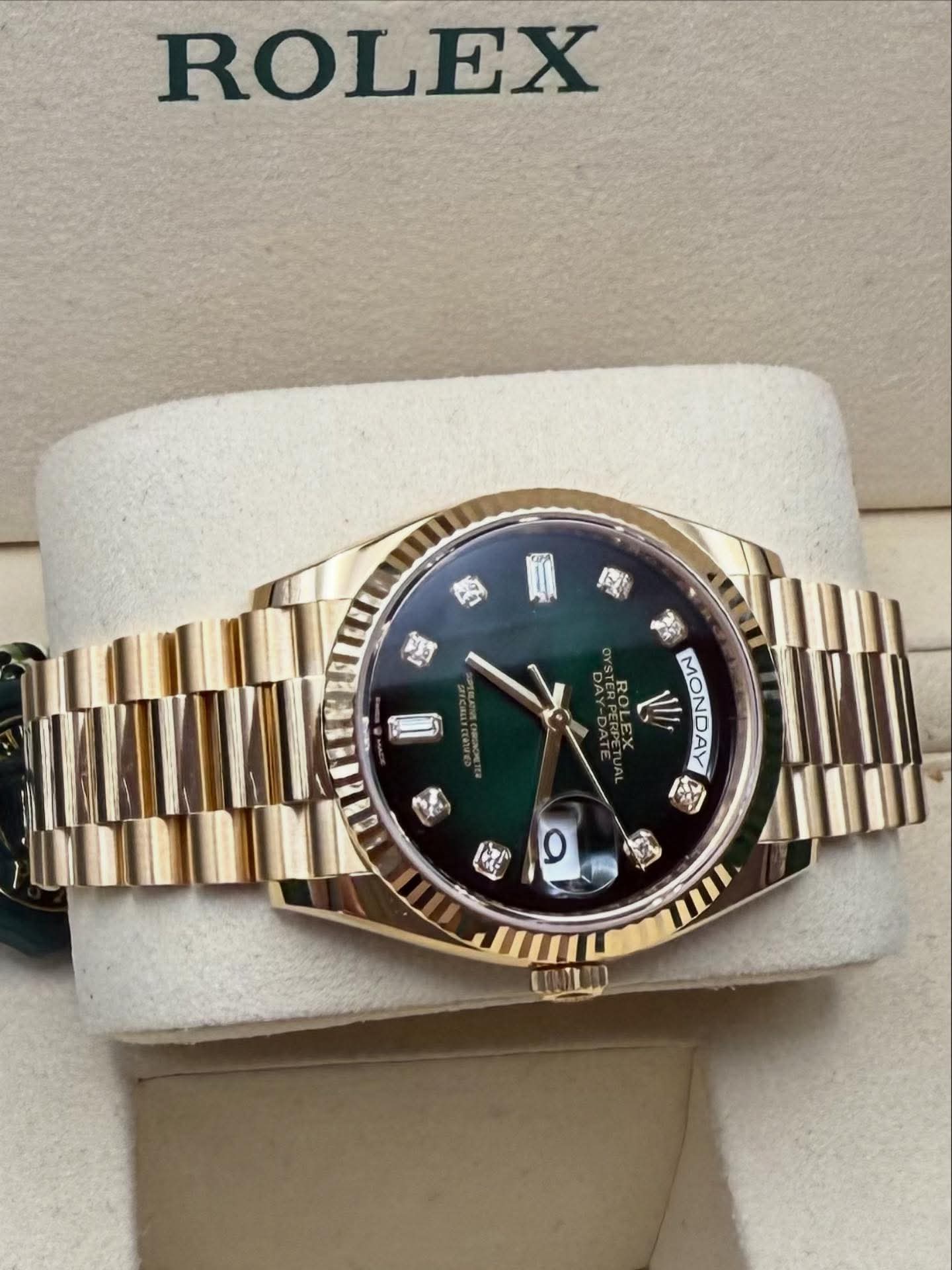 Rol_ex Presi_dent Day_Date Green Diamond Dial Gold Bracelet Mens Watch premiumwearing.online